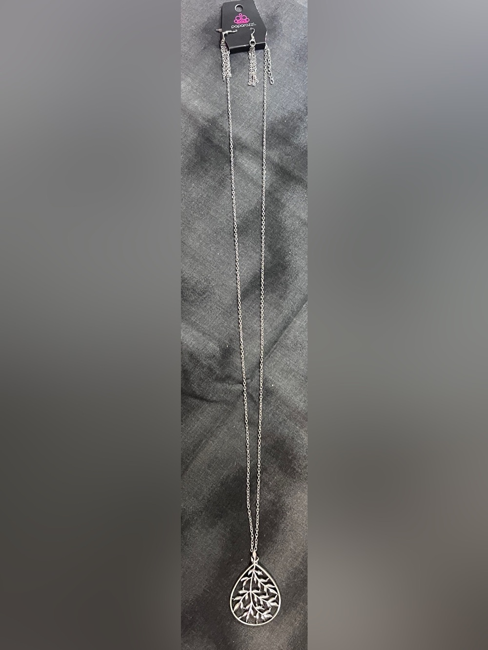 Paparazzi Silver Leaf Teardrop Necklace